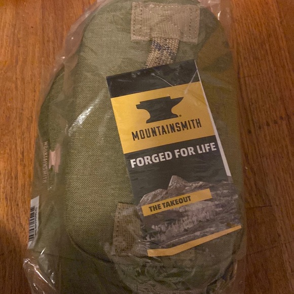 Mountain smith soft sided cooler. 13.5 x 7.5 x 4 inches - Picture 3 of 3